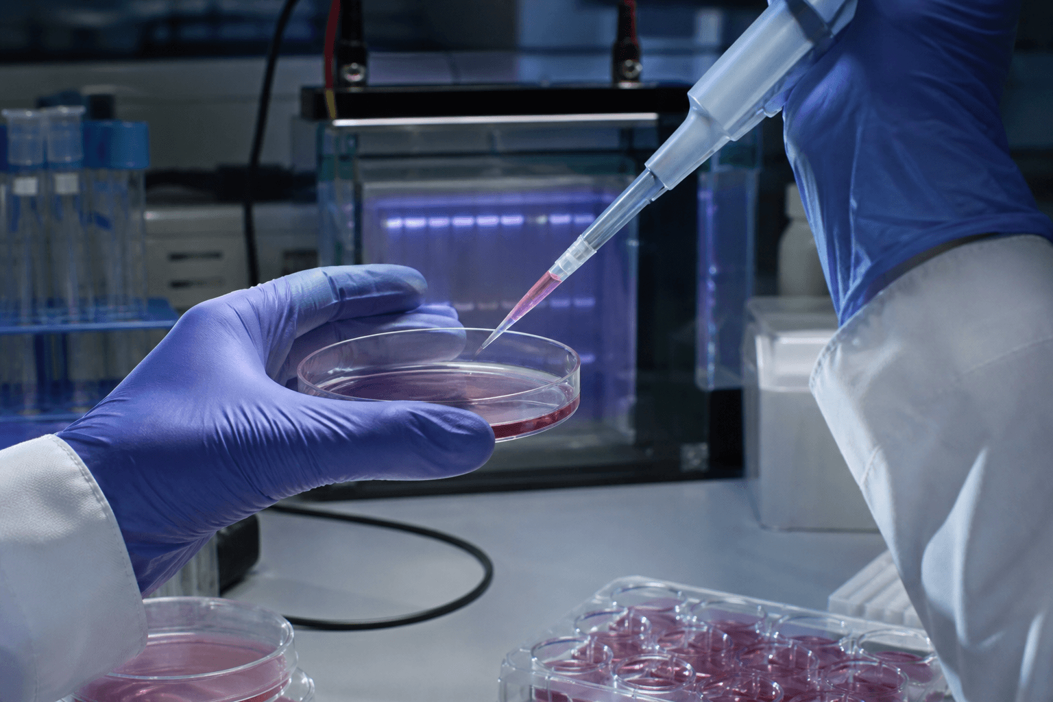Visualización conceptual de edición genética CRISPR en un laboratorio de investigación