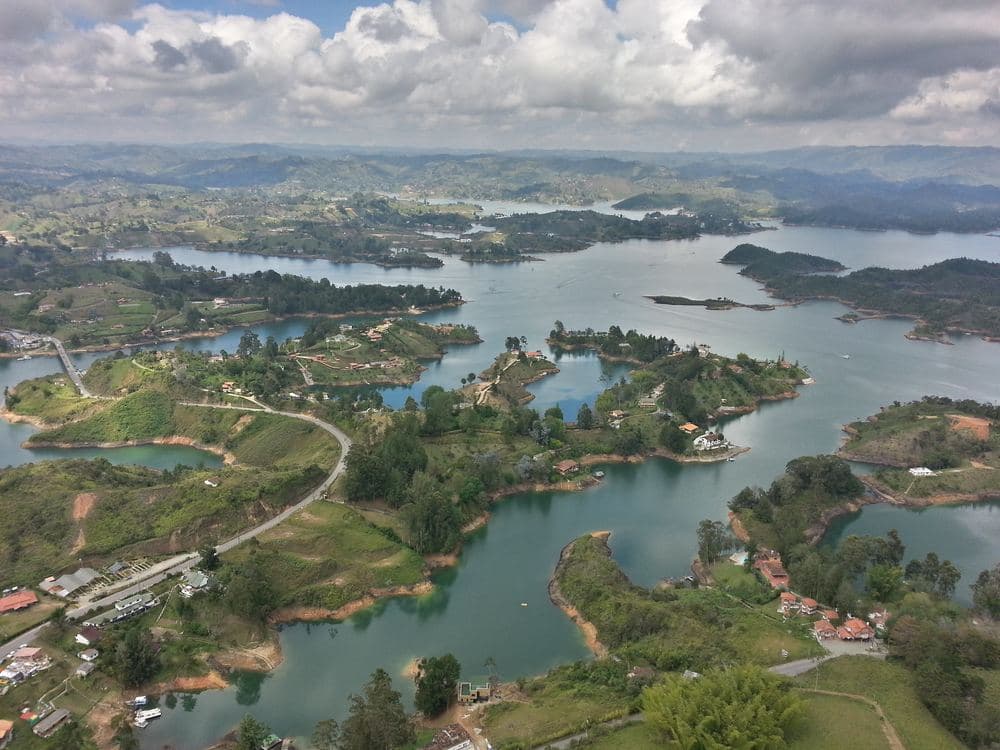Vista aérea del embalse de Guatapé, Antioquia, Colombia