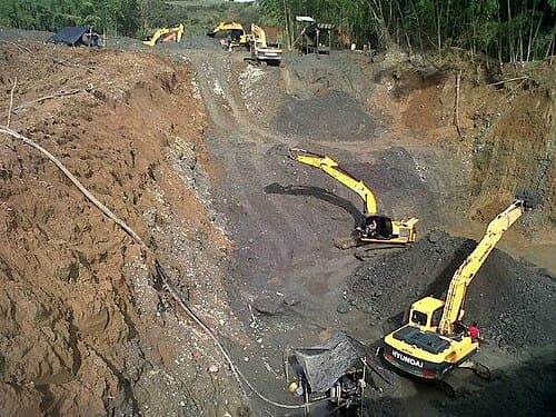 Dos retroexcavadoras trabajando en un frente de explotación minera a cielo abierto en Santander de Quilichao, Cauca