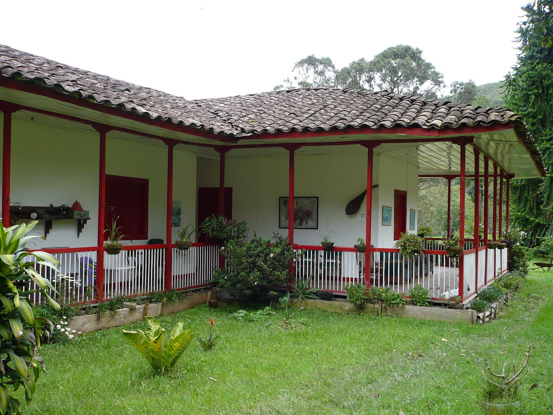 Casa tradicional de una hacienda cafetera colombiana rodeada de montañas