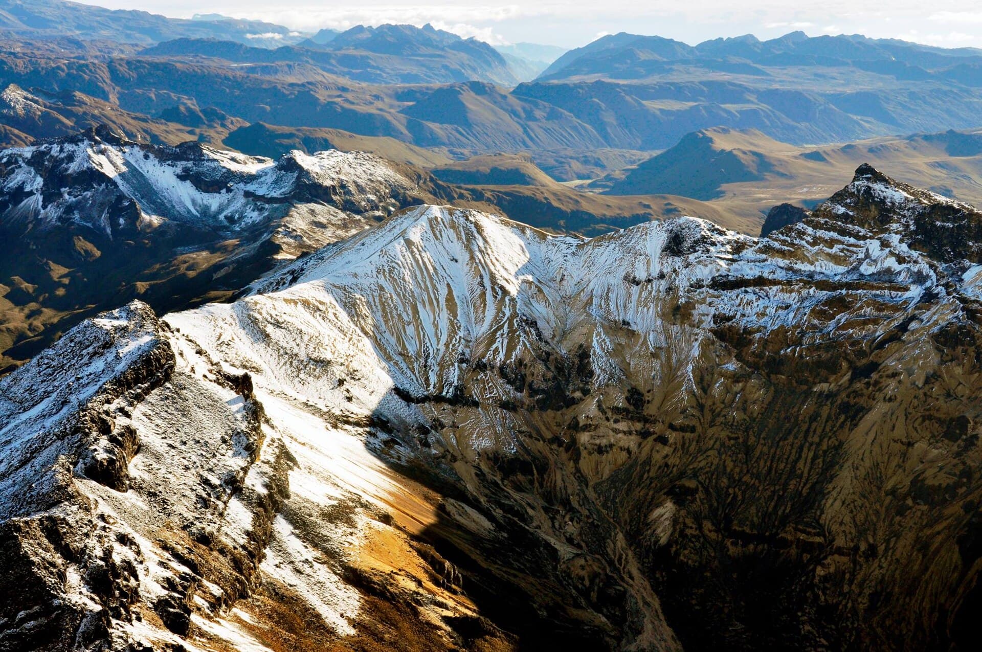 Cumbres nevadas y páramo del Nevado del Quindío en la cordillera de los Andes