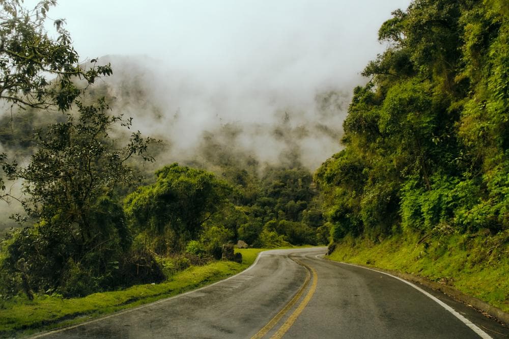 Paisaje rural montañoso con potreros y parches de vegetación